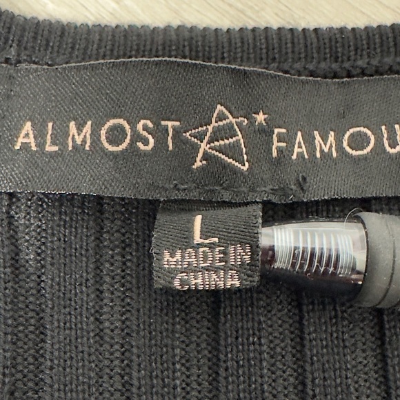 Almost Famous Women’s Knotted Front Cropped Sweater Top size Large​ - Picture 7 of 7